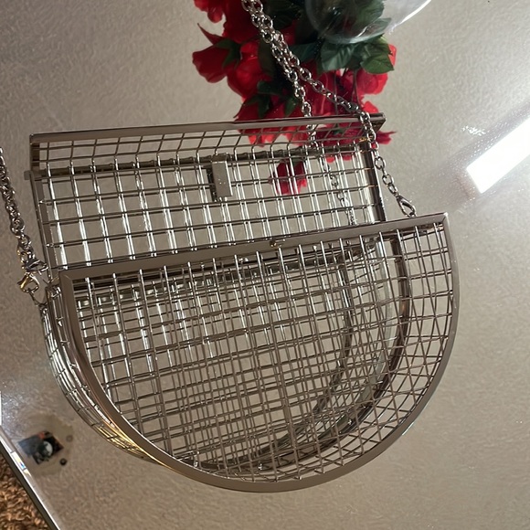 LETODE Women's Elegant Chain Cross-body Bag Metal Hollow Cage Clutch - Picture 11 of 11